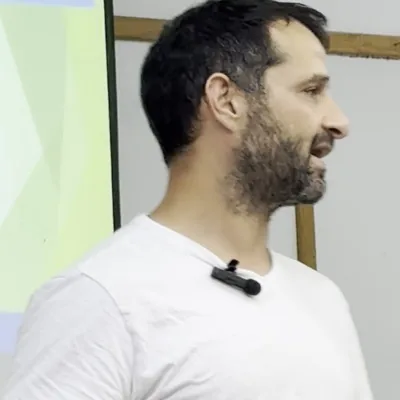 אלון בר מעביר סדנה מול קהל