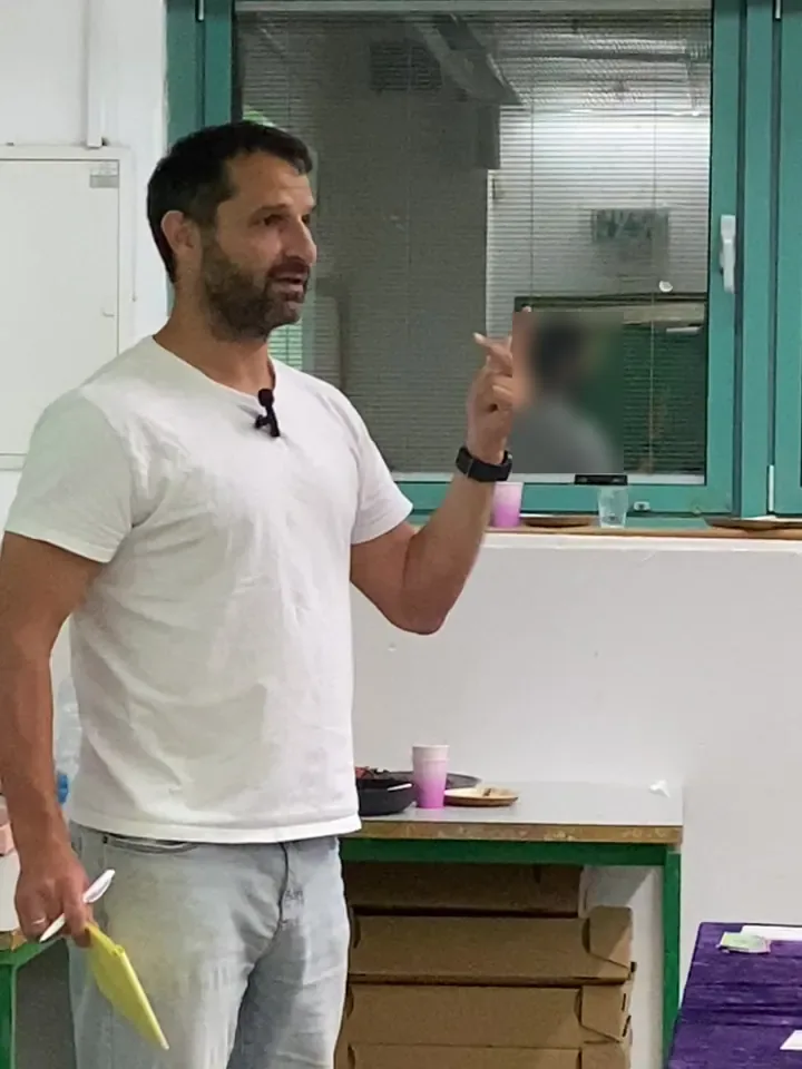 אלון בר מסביר למשתתפים ומצביע תוך כדי דיבור